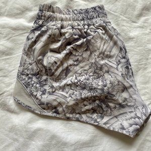 Lululemon Hotty Hot Low-Rise Lined Short 2.5"